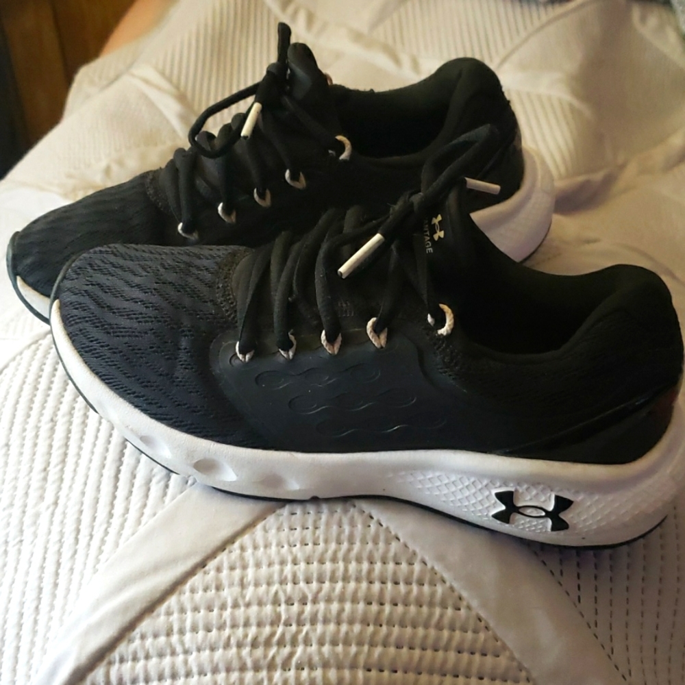 Under armour tennis shoes sz 6